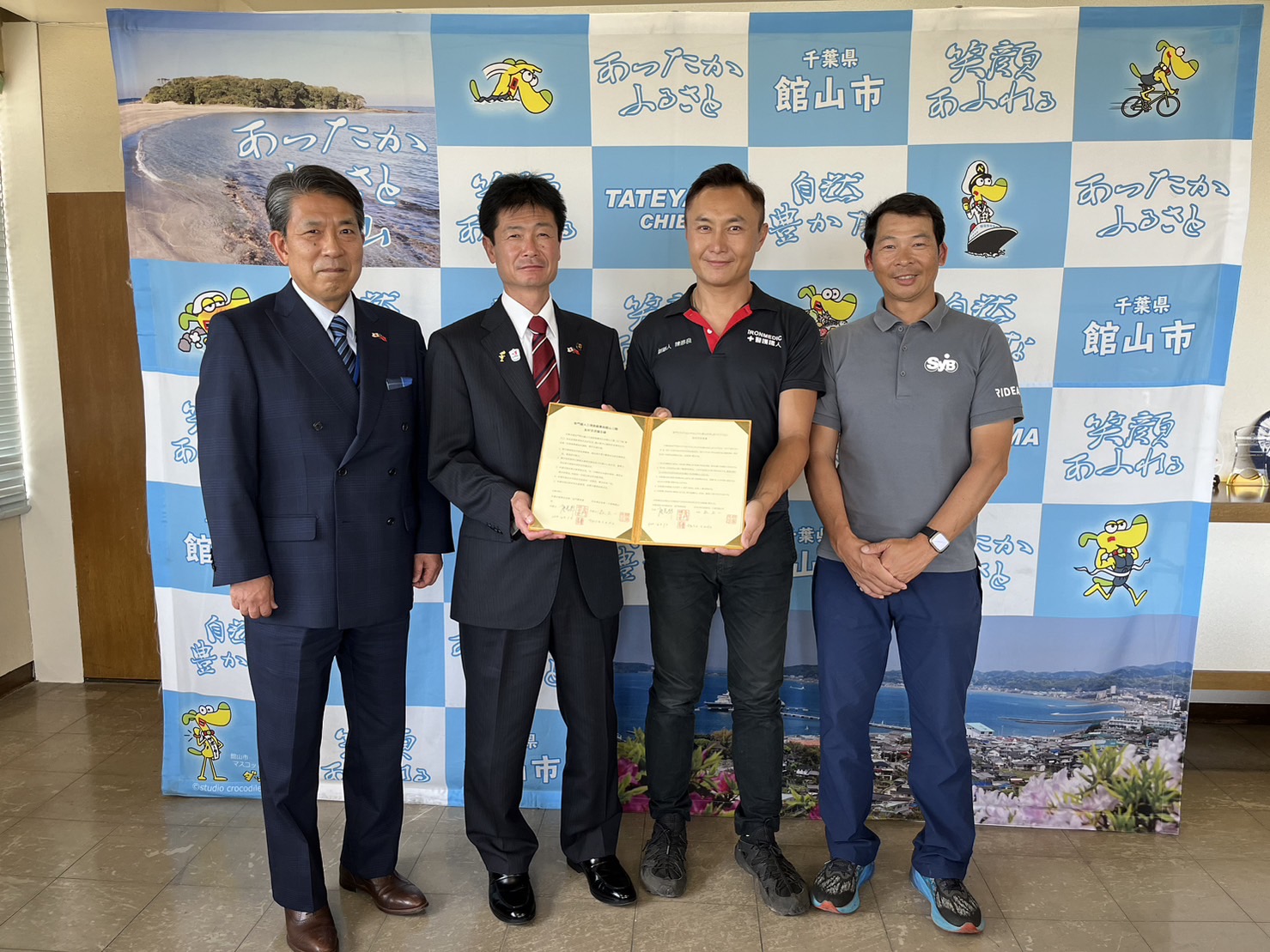 台日交流備忘錄簽署儀式,森正一(左二)、館山市教育長石井浩已(左一)、醫護鐵人創辦人 陳彥良(右二)探索者運動總經理 陳天利(右一)照片來源:日本館山市官方 照片來源:日本館山市官方