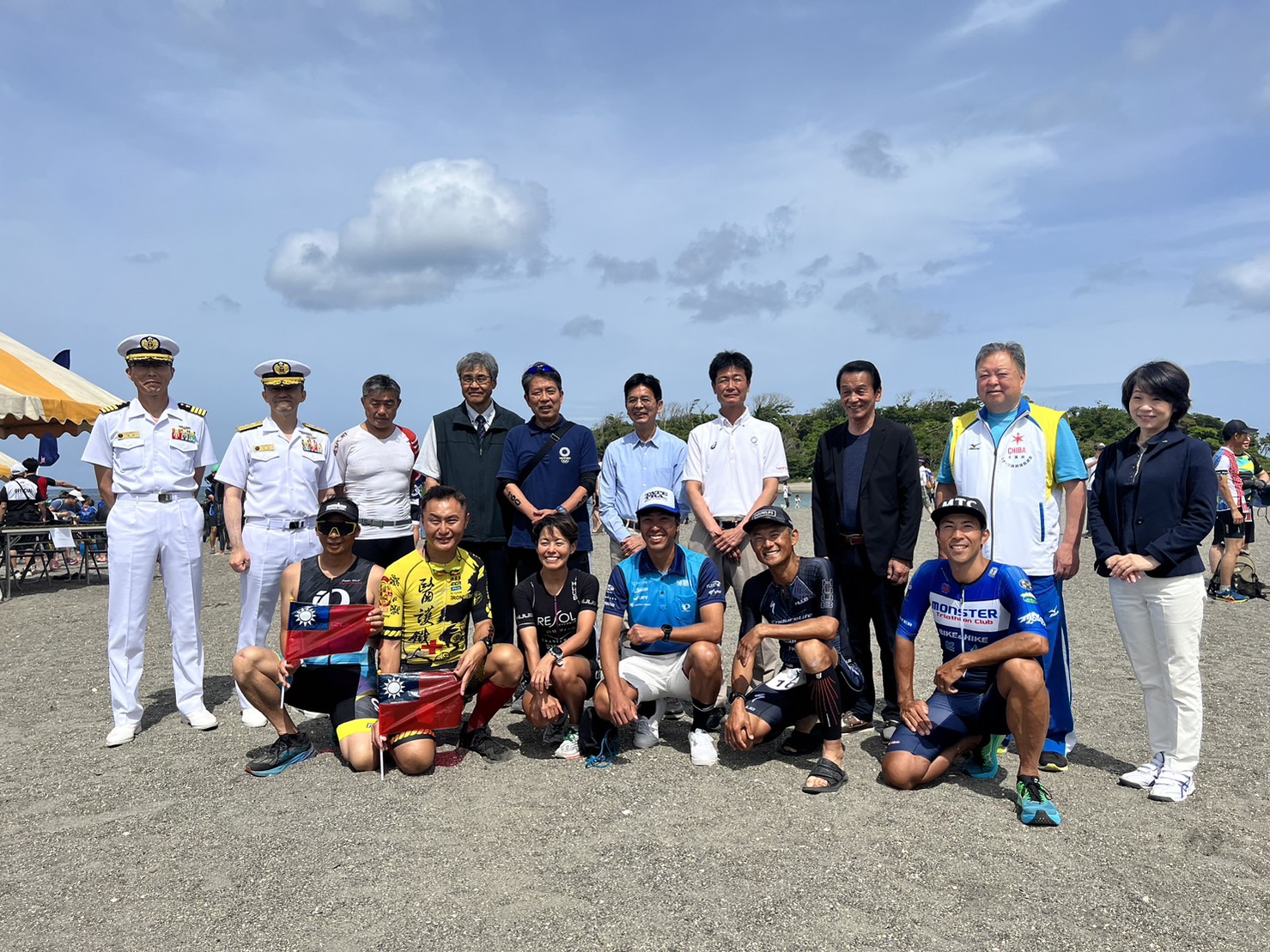 醫護鐵人與探索者運動以台灣金門代表的身份在館山市鐵人三項的大會與貴賓合影 照片來源:日本館山市官方
