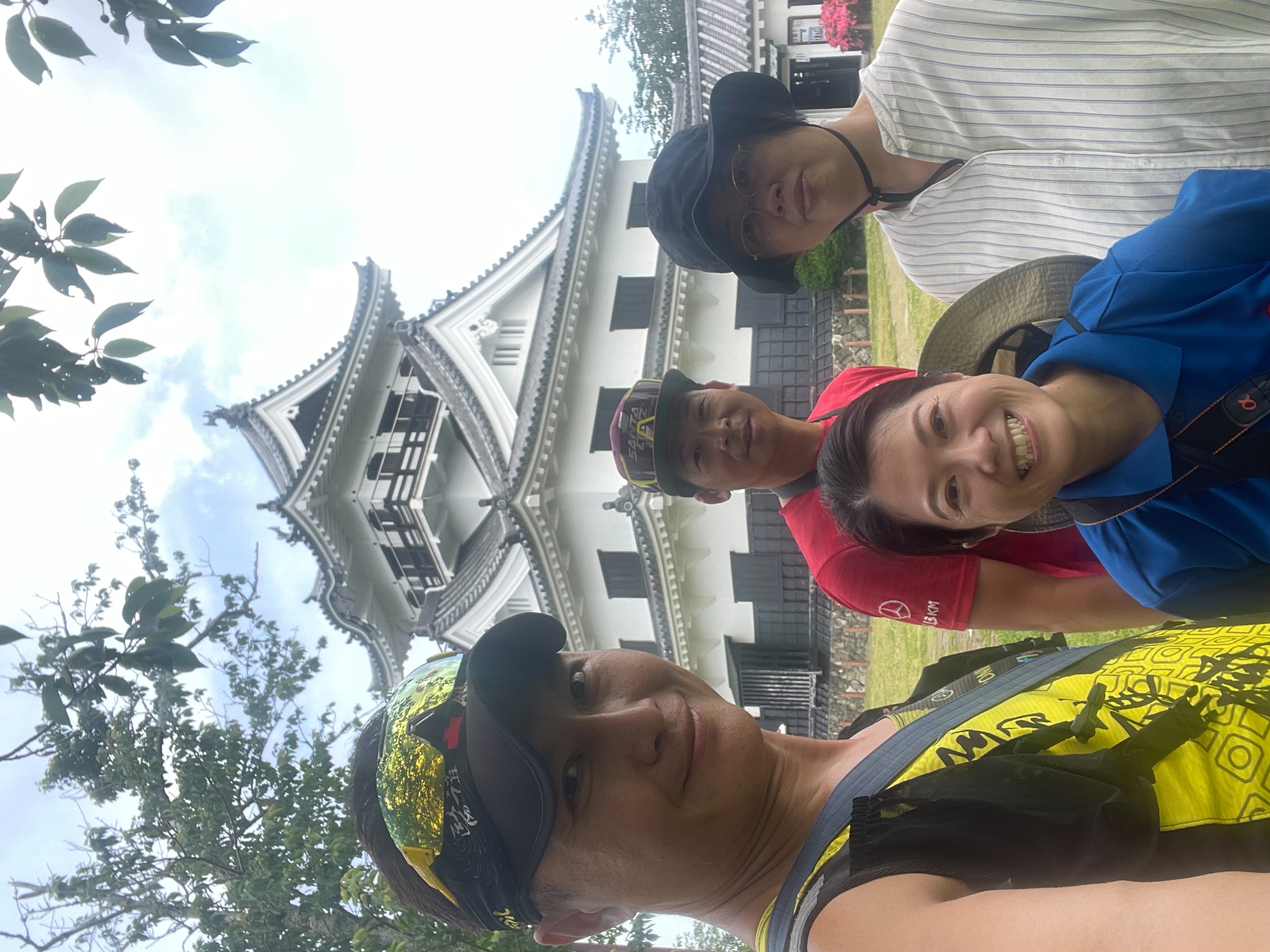 台日交流代表知名景點館山城合影 探索者運動總經理 陳天利(中後)、醫護鐵人創辦人 陳彥良(左一)、館山市職員兼任翻譯林佩樺(右一)、館山市觀光職員山口南(中前))照片來源:探索者運動