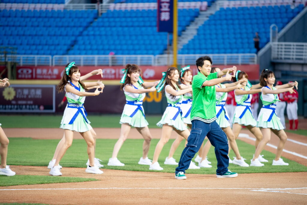 桃園國際棒球場『撒隆巴斯®日』,台灣年度代言人陳漢典與樂天女孩大跳撒隆巴斯