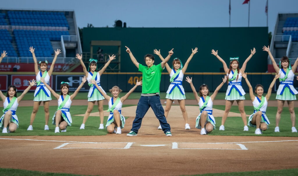 桃園國際棒球場『撒隆巴斯®日』,台灣年度代言人陳漢典與樂天女孩大跳撒隆巴斯