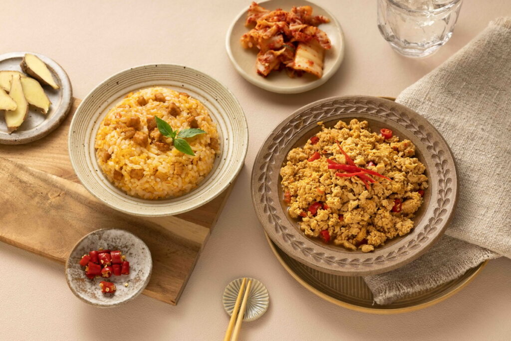 里仁和Chao炒炒蔬食推出「找不到臭豆腐」及「泡菜天貝炒飯」料理包,採用友善食材、減少添加物,吃得健康也響應減碳永續。