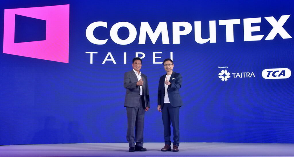 「2023 年台北國際電腦展（COMPUTEX 2023）」將於明（530）日於台北南港展覽館 1 館及 2 館隆重登場，為迎接全球科技創新能量匯聚臺灣，主辦單位外貿協會與台北市電腦公會特於今（29）日舉辦全球記者會，是疫後首度與國外媒體實體見面。左為台北市電腦公會理事長彭双浪，右為外貿協會董事長黃志芳。