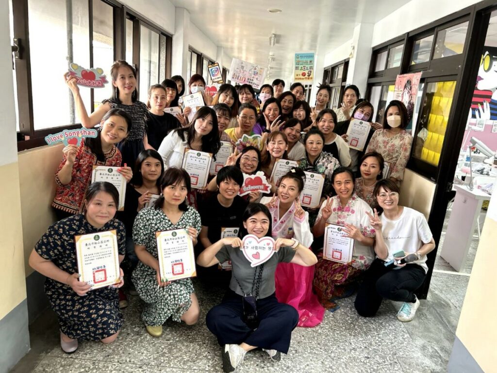 松山區公所新移民指甲彩繪班結業。圖/松山區公所提供