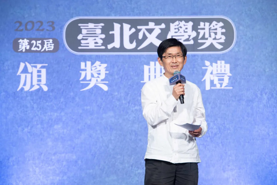 現代詩決審委員陳義芝致詞指出,今年現代詩得獎作品寫生死、愛情、臺北都會狀況令人驚豔,鼓勵得獎者持續努力。