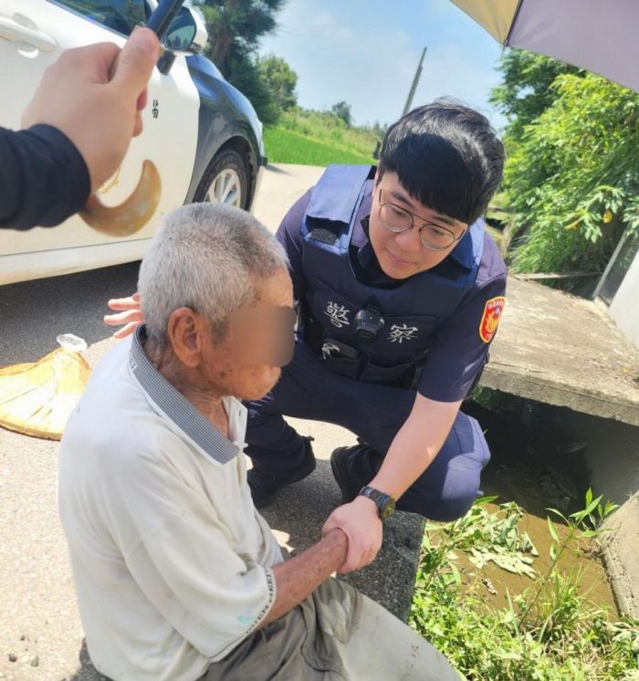 9旬老翁炎夏務農失足 竹南警即刻救援