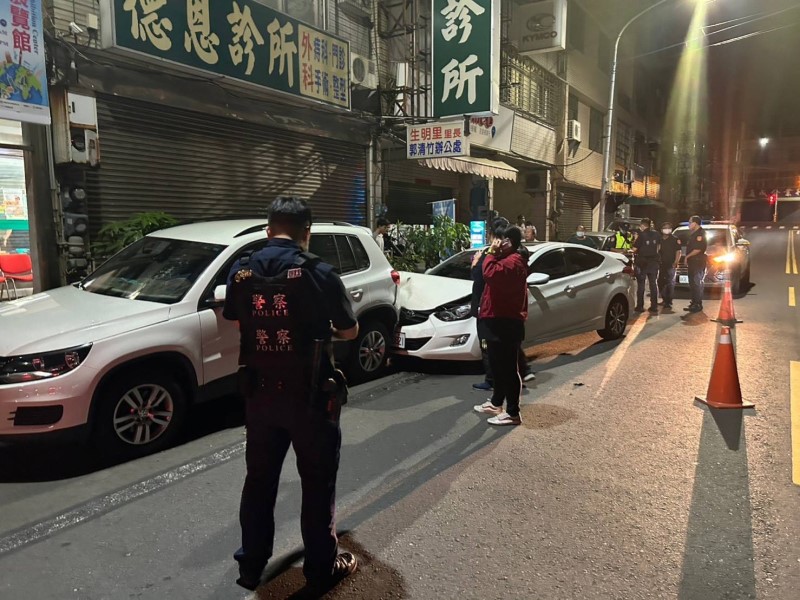 小客車自撞路邊停放之汽、機車 警方呼籲駕車注意路況並養足精神再上路