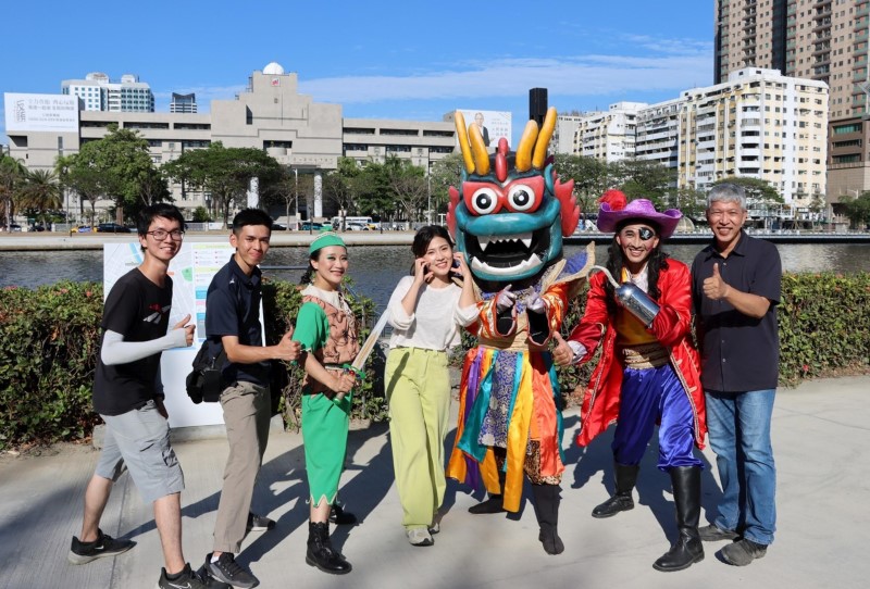 高雄端午「粽」藝大集合！發言人聯手紙風車劇團 宣傳愛河龍舟嘉年華 高雄龍舟賽報名踴躍 運發局備3千顆粽免費送