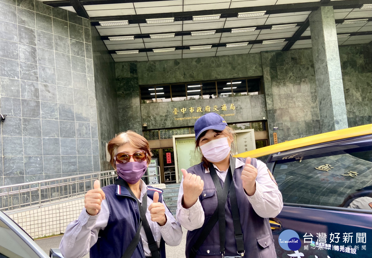 收費員張春蘭(左)林宜樺有如守護停車格的保母-用心關注每輛車