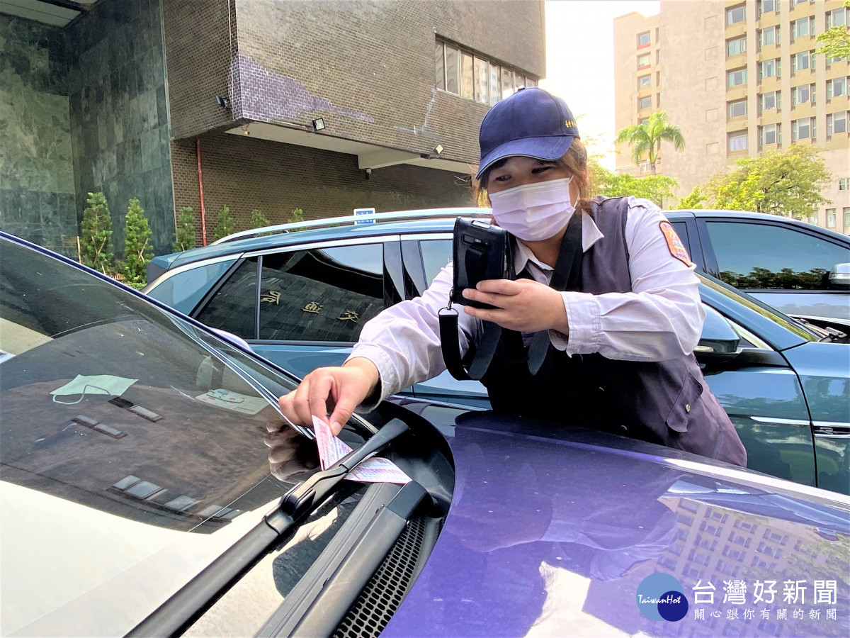 年輕媽媽林宜樺有時遇到民眾問路或找美食