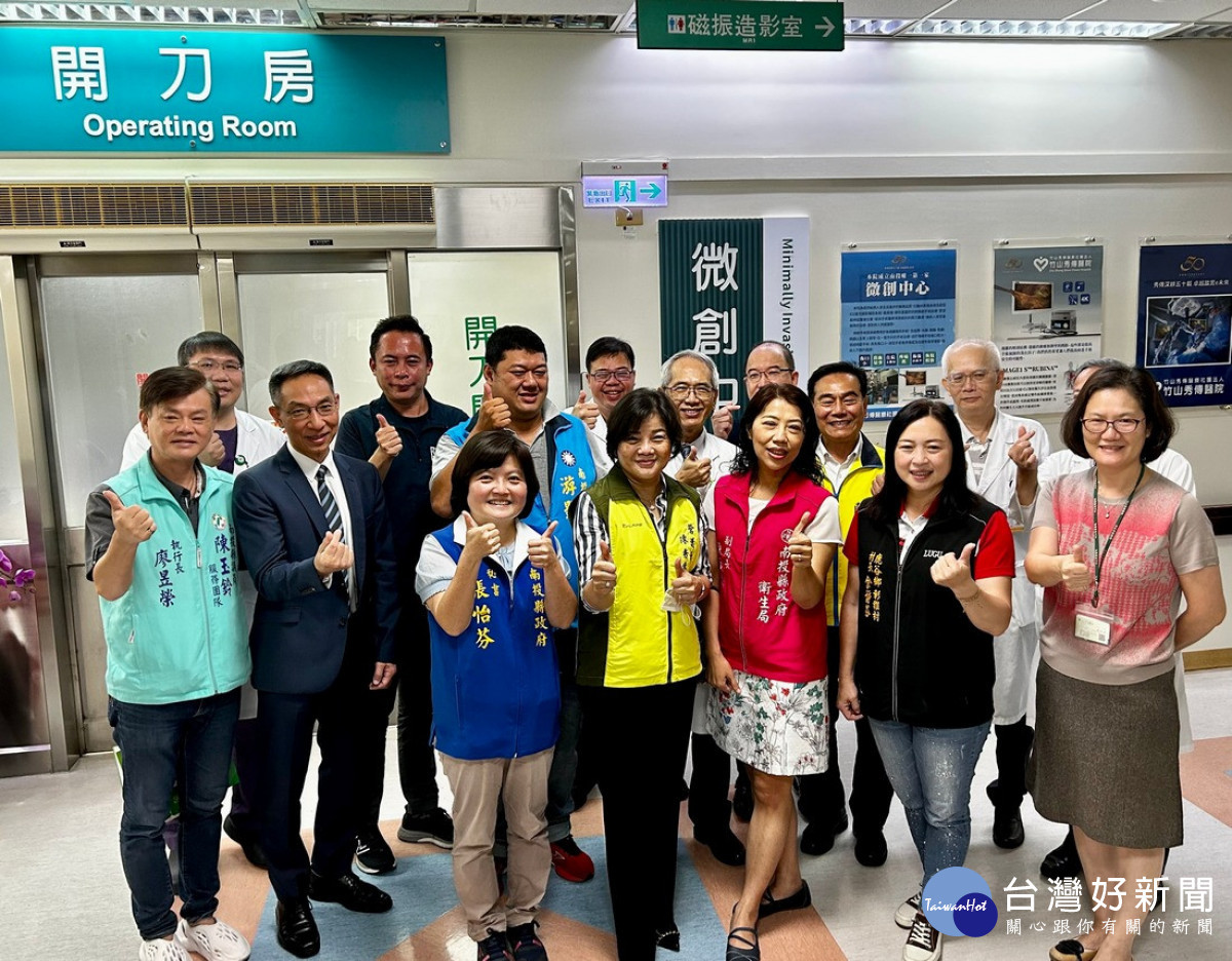 參與微創中心揭牌啟用的貴賓們大合照。(圖片竹山秀傳醫院提供)