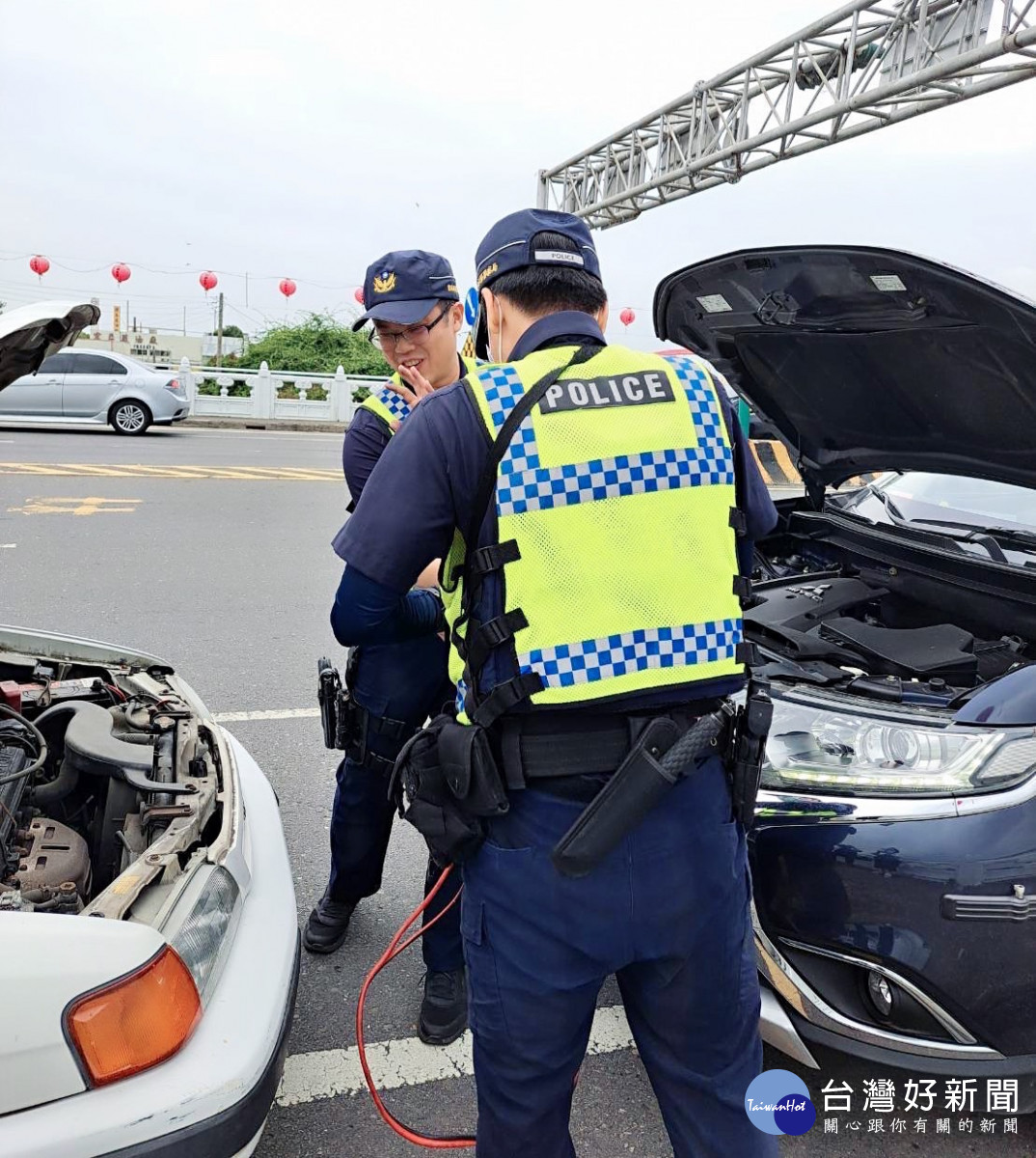 車輛拋錨熄火路中央，員警以巡邏車電瓶跨接方式協助接電／警方提供