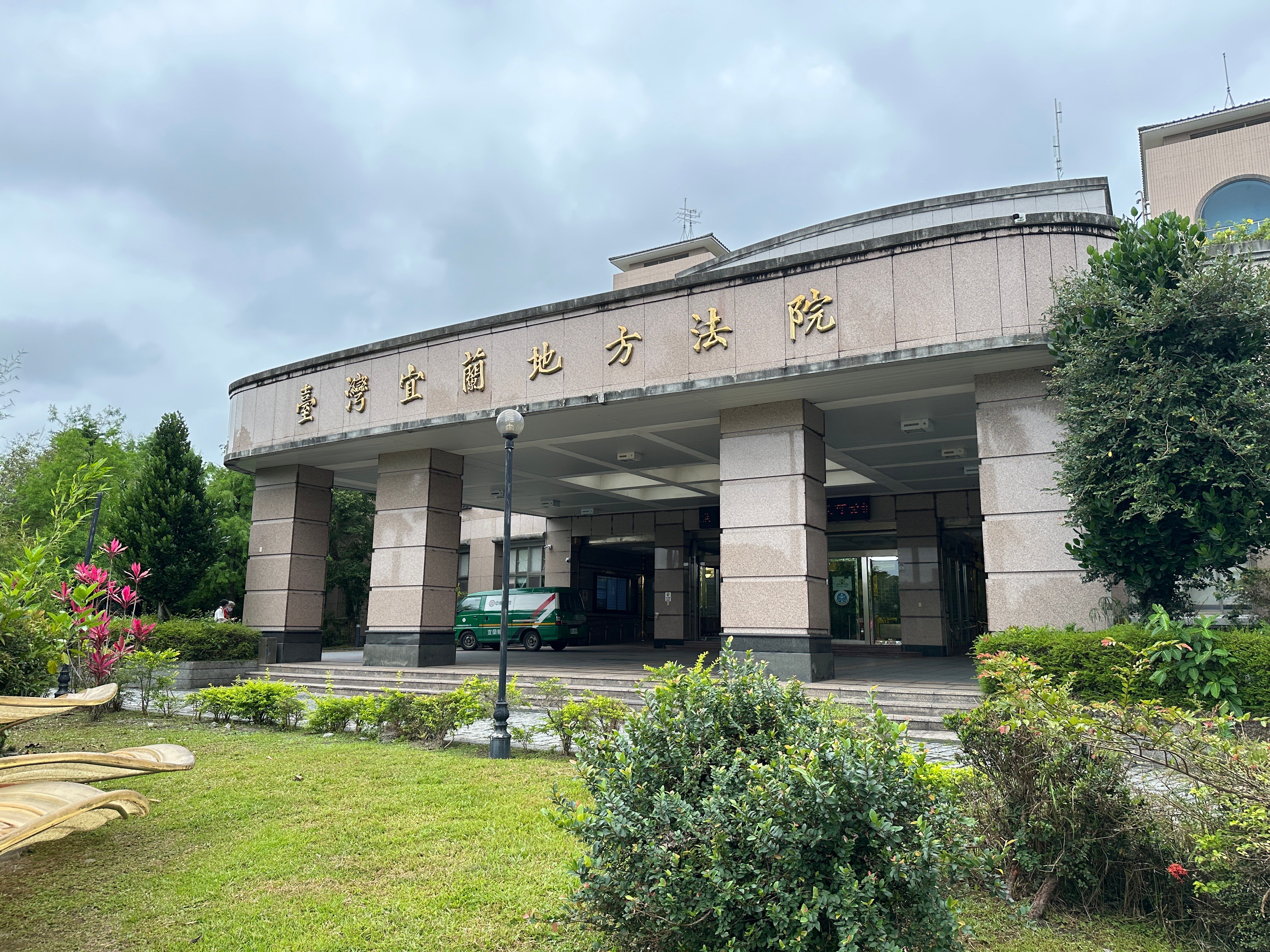 蔡姓男子今天上午前往宜蘭地方法院開庭,在進入法院安檢時,保全赫然發現蔡男包包中竟藏有一枚步槍彈,隨即通報轄區警方處理。林泊志攝
