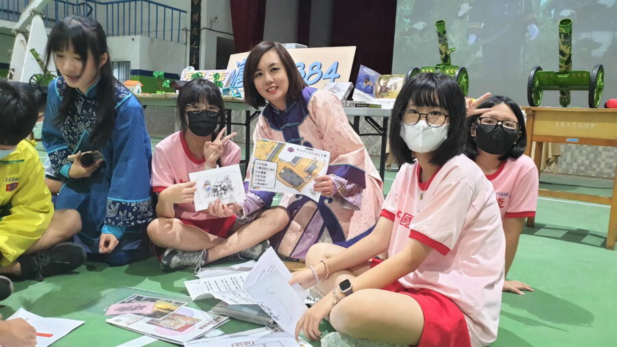 圖/淡中閱讀闖關的活動中,校長王潔雯(右3)化身馬偕博士的夫人張聰明,成為穩定後方平民的關鍵。(圖/淡水國中提供)