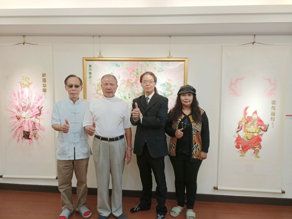 ▲五月主題展畫家蘇玄德(左一)、廖信華董事長(左二)、趙泰銘執行長(左三)、吉玉珍總監(右一)共同邀請大家有空到天母商圈時不仿抽空前來信華公益畫廊走走看看。(圖/財團法人台北市信華慈善基金會提供)
