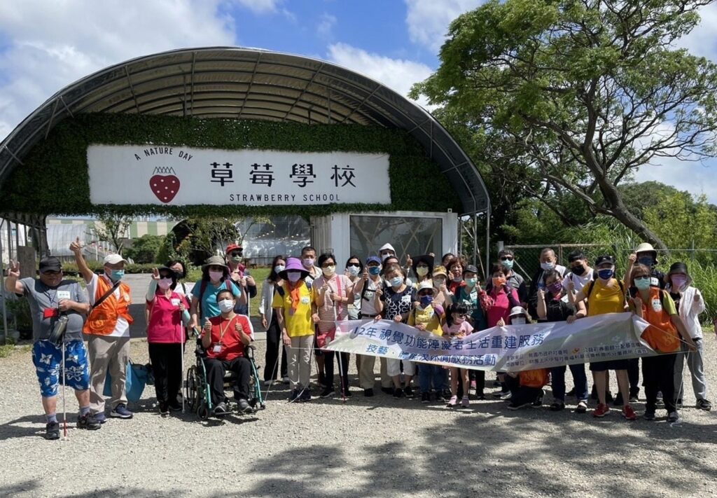 伊甸承接桃市府之視障生活重建方案九年,今(30)日,帶領帶領27位視障者與家屬進行感官體驗一日遊(伊甸提供)