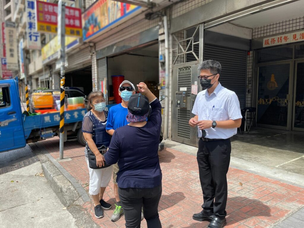 伊甸建議林釗漢伯伯進行輔具評估,透過濾光眼鏡來迎戰夏日豔陽對眼睛的傷害。