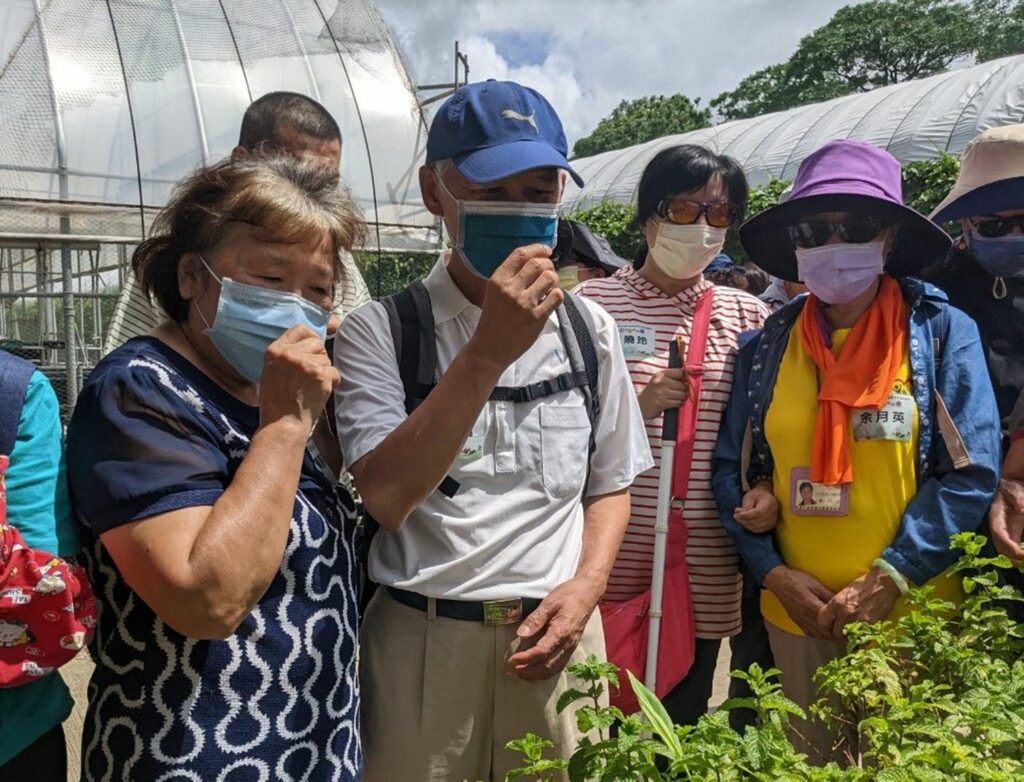 在伊甸基金會的規劃與草莓學校園方的協助下,特別為視障朋友增加觸摸與聞的導覽方式,認識香草植物的作用(伊甸提供)