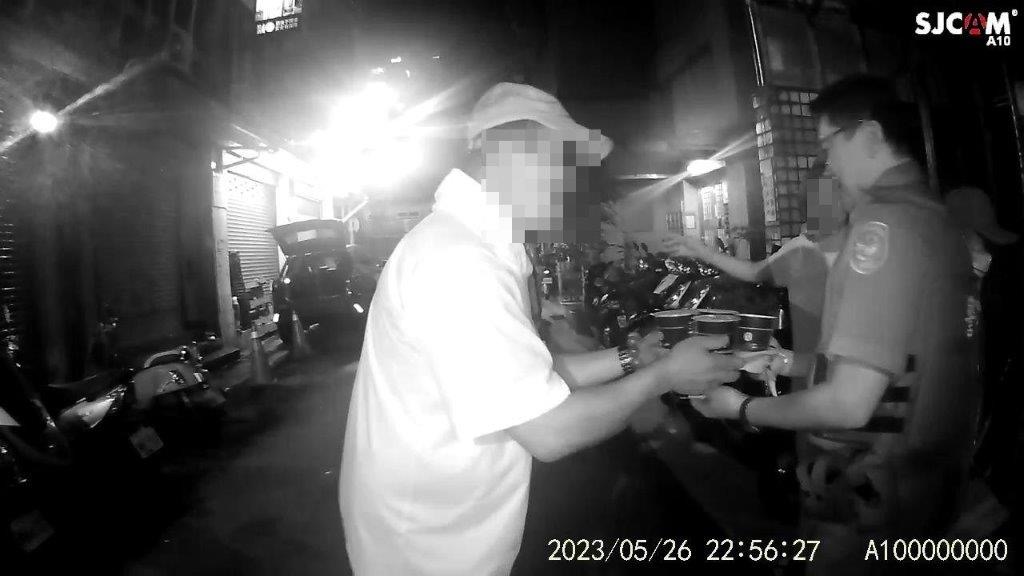 家屬準備熱咖啡感謝警方辛勞,並向保大員警道謝稱,警察辦事「真的好有效率」。