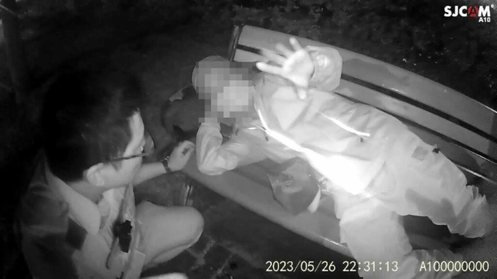 臺北市保安警察大隊於玉泉公園發現7旬翁「找嘸厝」迷途累癱座椅上。