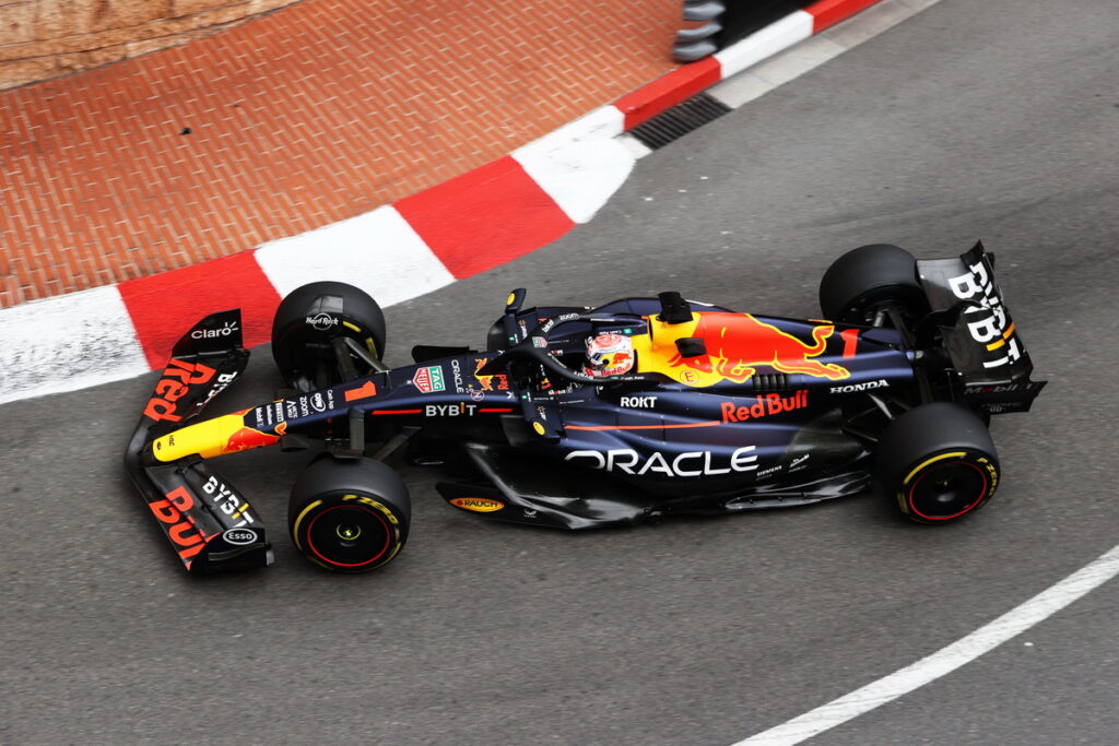 Red Bull車手Max Verstappen從竿位起步並全程領跑,二度奪下摩納哥大獎賽冠軍