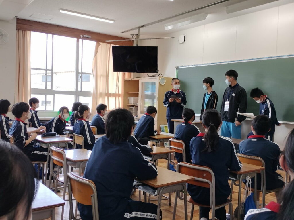 與日本學生上課交流