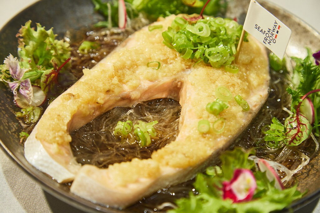 圖說：香檸椒鹽設計菜色一：色蒜香粉絲蒸鮭魚