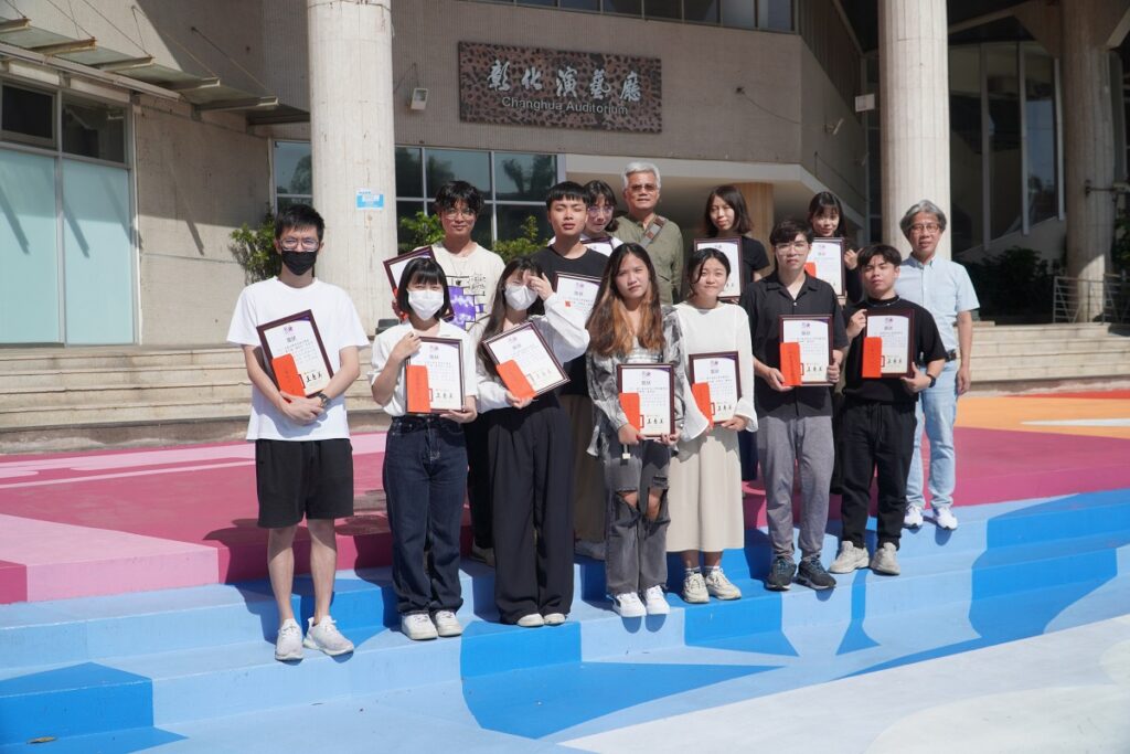 頒獎會後得獎學生與指導老師於縣府前合影(圖/社團法人台灣中城再生文化協會提供)