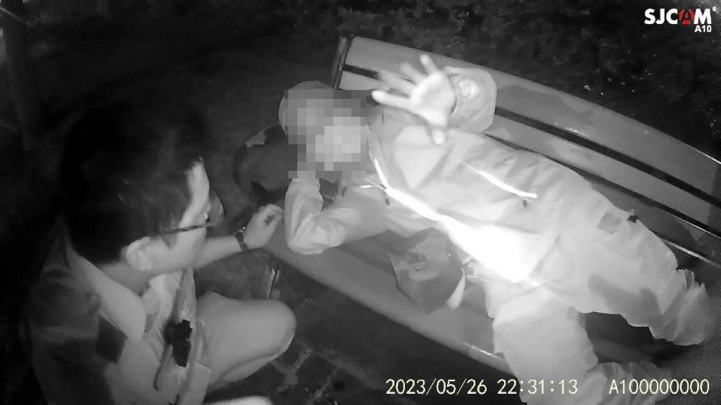臺北市保安警察大隊於玉泉公園發現7旬翁「找嘸厝」迷途累癱座椅上。