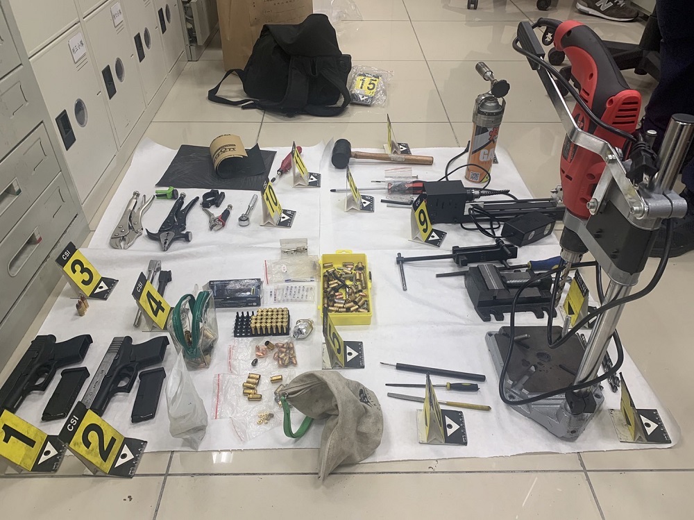 涉藏槍改槍 52歲男租屋處宛如小型兵工廠 104 涉藏槍改槍 52歲男租屋處宛如小型兵工廠 103
