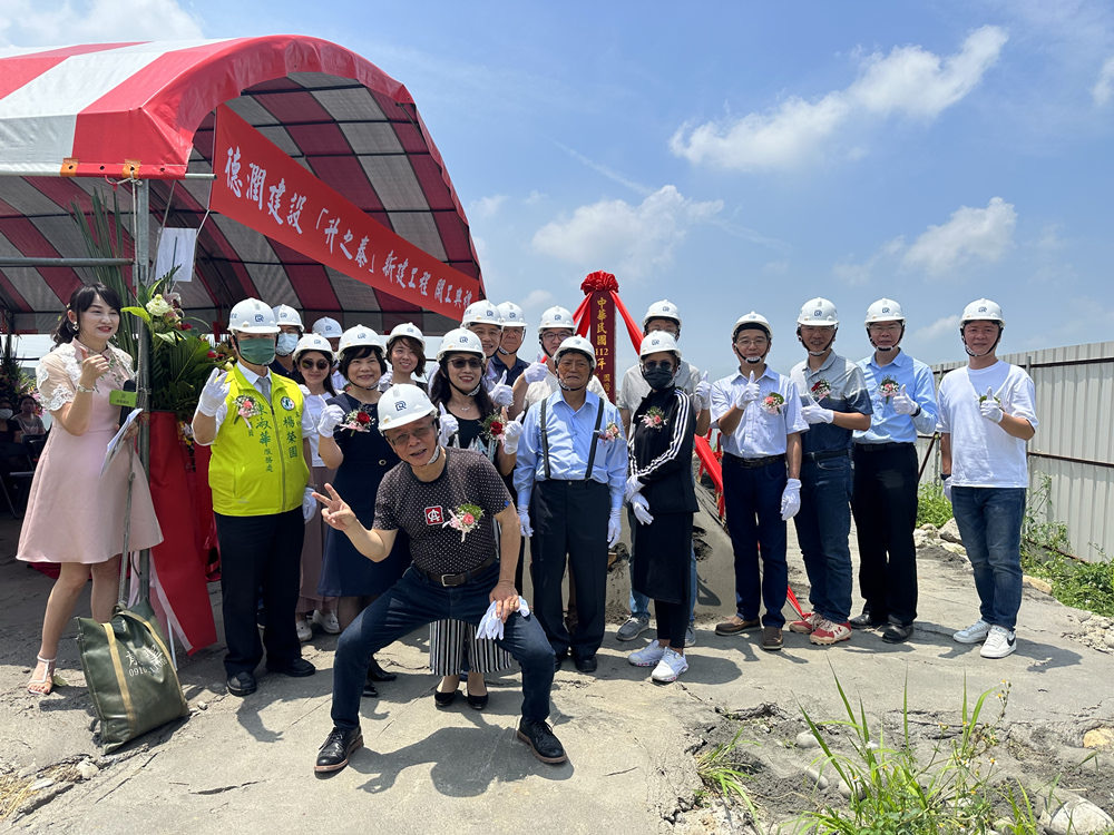 德潤建設升之泰熱鬧開工,貴賓合照。(圖/德潤建設提供)