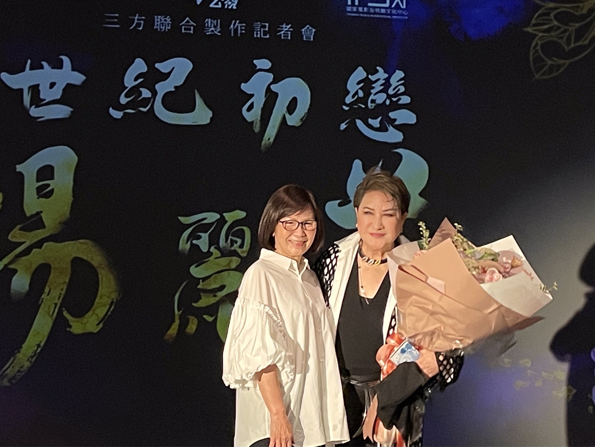歌仔戲國寶天王楊麗花踏著最鍾愛的牡丹花緩緩走入會場,掀起展演最高潮。(記者司徒攝)
