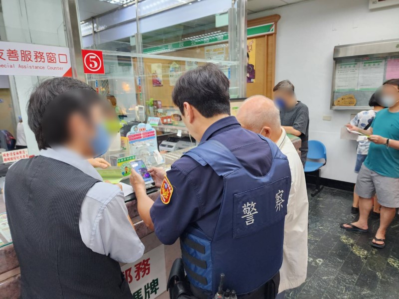 七旬翁險遭詐 鼎山警聯手行員成功阻詐