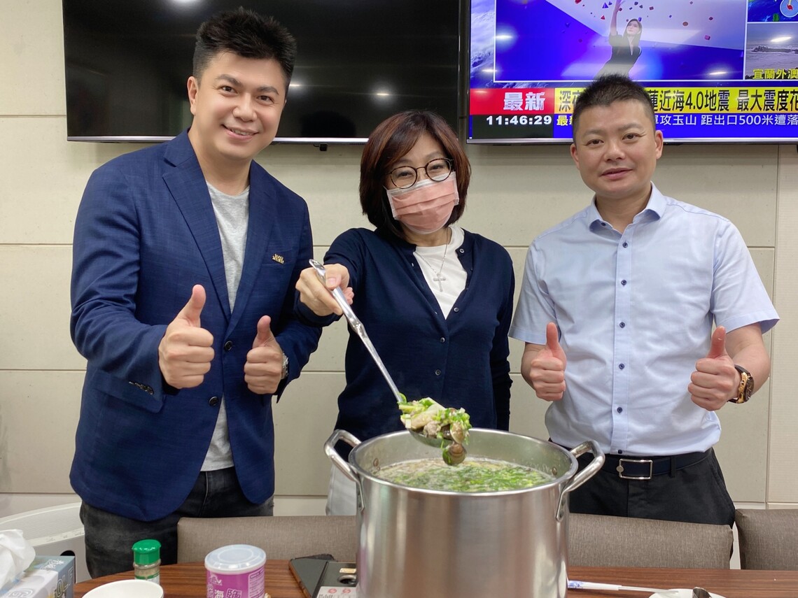 漾新聞|議長康裕成巧扮「廚娘」 副議長曾俊傑與黃文志議員充當二廚行銷筍子料理
