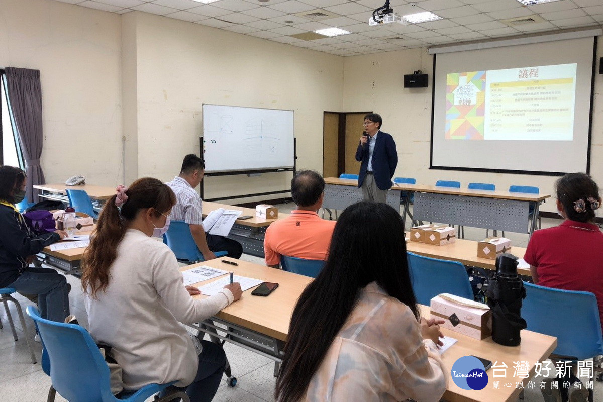桃園市政府觀旅局長周柏吟於說明會中，說明打造優質旅宿品牌。<br /><br /> 