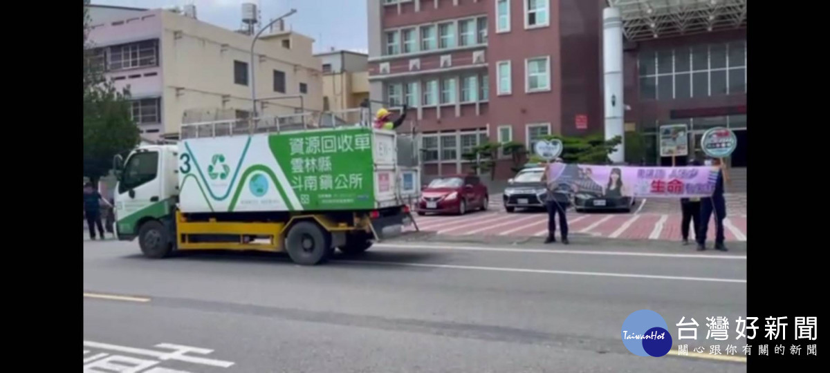 清潔隊垃圾回收車廣播安全宣導，加強民眾相關法令觀念。／斗南警分局提供
