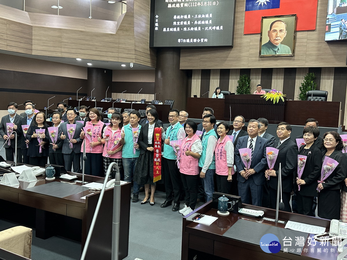 議員贈送縣府主管花束期許縣政再努力。（記者扶小萍攝）