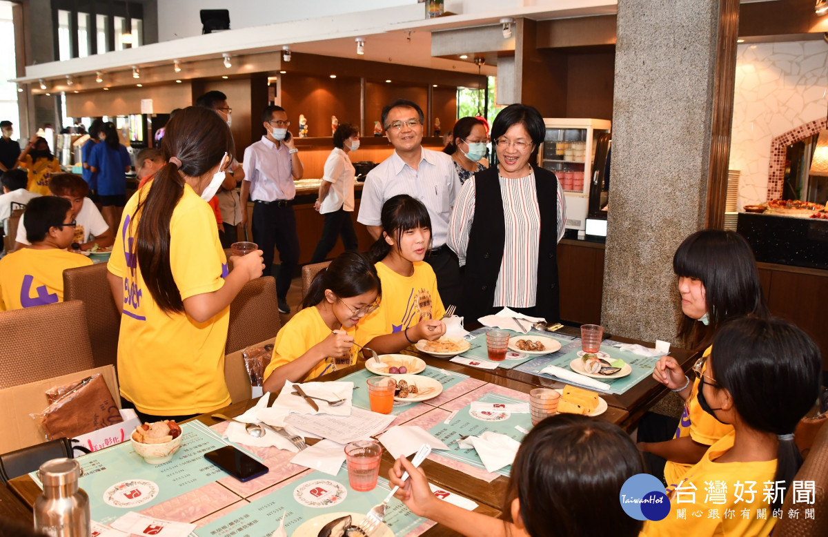 彰化囝仔三項全國賽事成績亮眼,彰化縣長關心選手用餐。圖/彰化縣政府提供