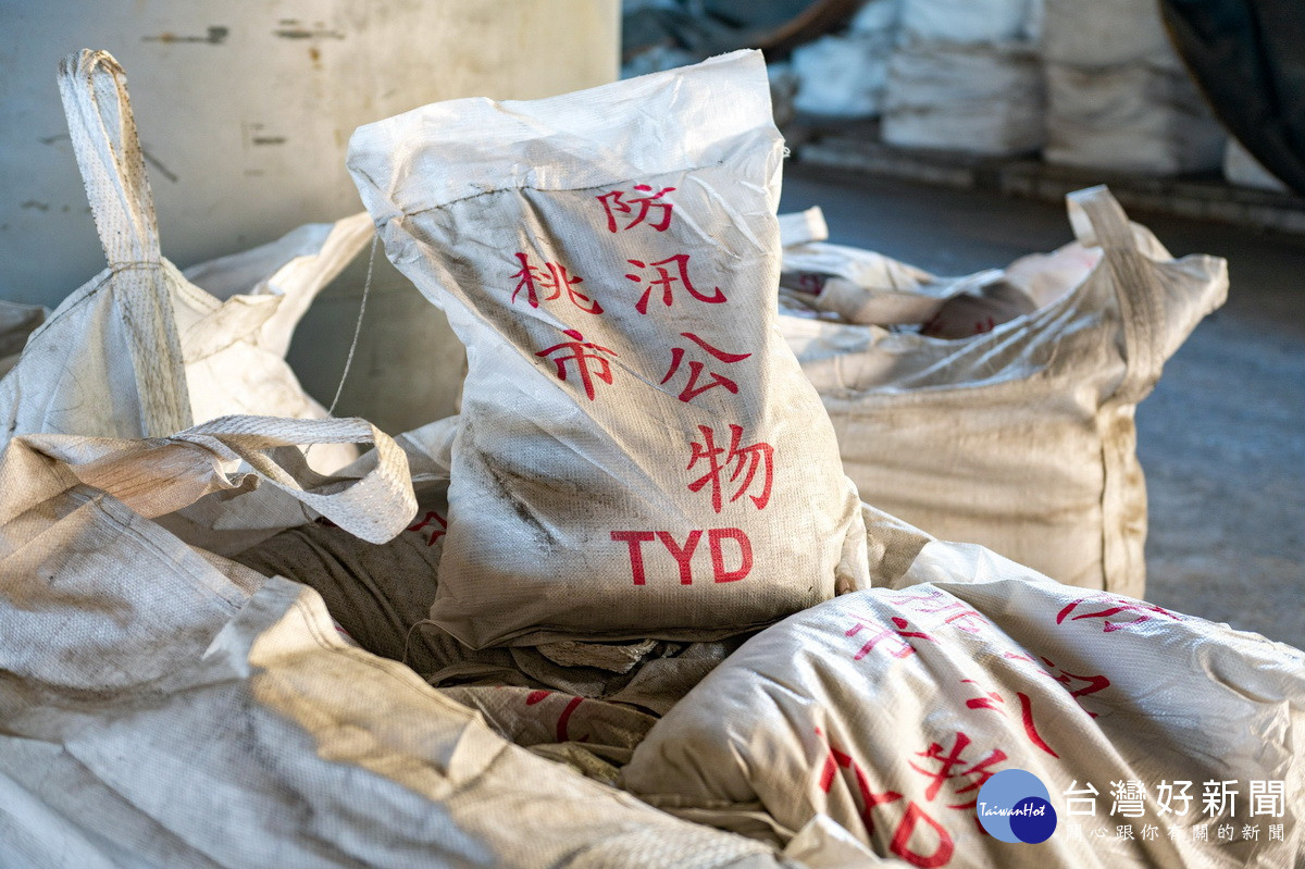 防範瑪娃強降雨,登記領取砂包,統計13區公所已發放4200包以上。