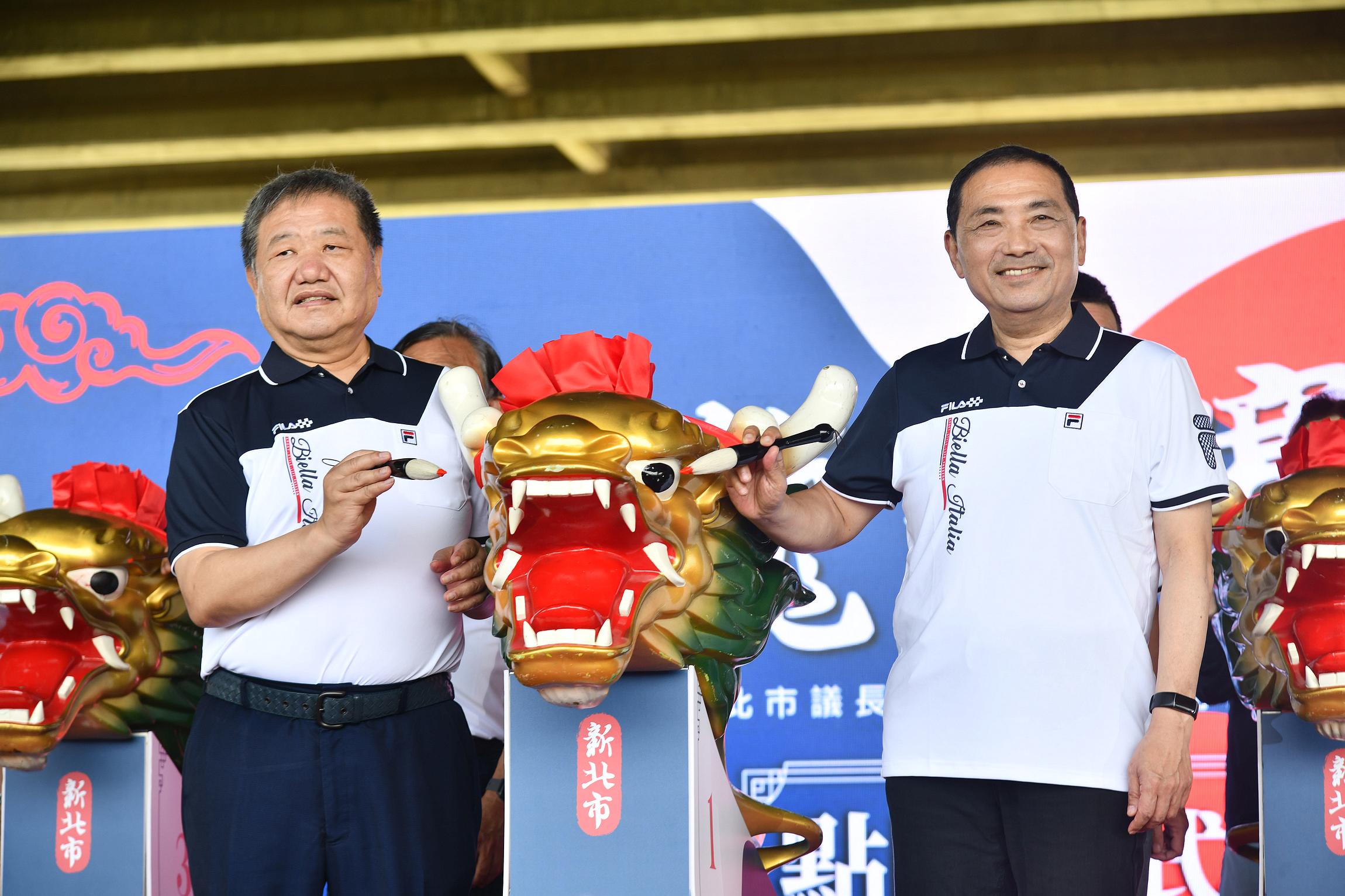 郭台銘、賴清德及柯文哲30日皆現身金門參選遶境活動,獨缺新北市長侯友宜(右)。圖為侯友宜30日和新北市議長蔣根煌(左)共同主持祭江及龍舟點睛儀式。新北市府提供