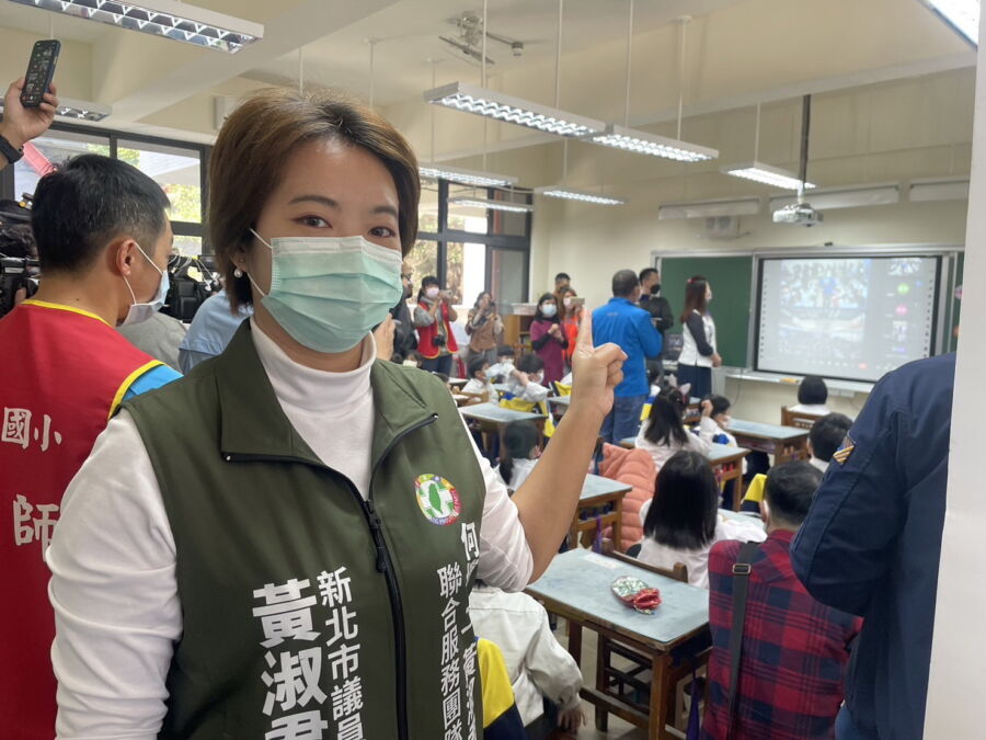(記者陳志仁/新北報導)「大家都已經開學,教育局是不是還沒開工?」新北市議員黃淑君與李宇翔今(14)日表示,市府先前投入1.1億元推動市立學校購置教學觸控螢幕,時至今日已然過了1年,安裝率連一半不到,痛批教育局根本「還在放寒假」! 教育局回應,本案總經費逾10億元,將以5年期程分年執行,114年完成全市1萬600台觸屏安裝,110及111年已安裝4634台,達全市4成,112年預計安裝2000台,板橋區安裝比率及進度與全市相符:充分掌握學校安裝情形,滿足學校教學需求,並依學校的班級數,於未來3年內分年分批建置完成,並請學校將觸屏安裝於高度使用的教學空間,以符教學需求。 黃淑君指出,教育部推動「班班有網路,生生有平板」的良善政策下,樂見市府也配合推動「老師用螢幕,學生用平板」的計畫,並喊出2025年全面完成1萬6千間智能教室,讓新北市的所有師生都能善用科技,提高教與學的效率和意願;然而,以板橋區為例,去年度需求班級數共1754台,直到現在才安裝734台,僅達成42%,海山高中共有118班,至今才安裝1台觸控螢幕。 黃淑君說,「海山高中是間優良的完全中學,沒想到竟這麼不受市府重視!」尤其浮洲、溪崑的部分學校,例如36班的大觀國中及近60班溪洲國小,更是1台觸控螢幕都沒有;侯友宜帶領的團隊,不僅在居住正義和環保議題怠惰浮洲與溪崑居民,連基本的數位教育建設也一拖再拖,侯市長選前喊著「侯侯做代誌」,選後卻忙著「侯侯選總統」,卻無心轄內市政,更無視孩子的學習需求! 致力深耕五股、泰山和林口的新北市議員李宇翔也痛斥,市府施政的漏洞百出,不只有社會安全網破大洞,還有被侯市府「差別待遇」的教學場域,漠視孩子本應平等的受教權;此外,新北市近日接連傳出乾屍案、虐童案,更別說開學日這天,看到小朋友問著另外一班的同學,「為什麼你們有觸控螢幕,我們卻沒有」,這樣的教育資源落差,實在並非人民之福。