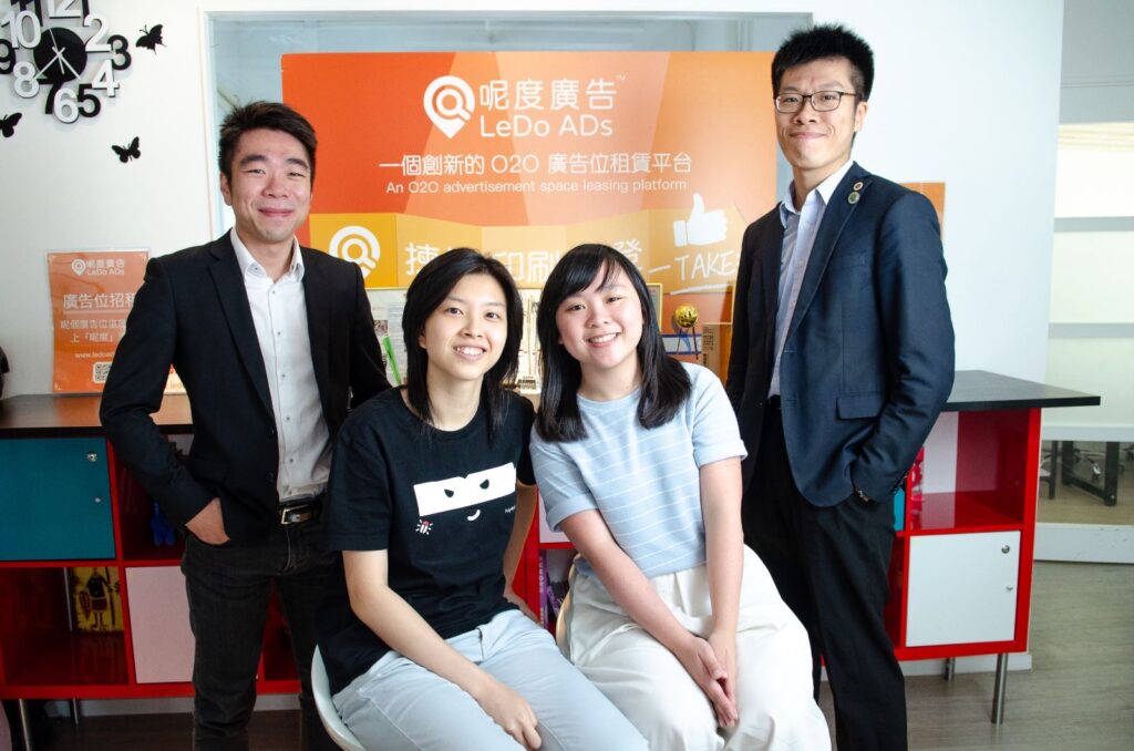 右邊是陳應傑（創始人之一），左邊是另一創始人Carl 吳宇強先生。中間兩位是客服部和IT部的其中兩位同事