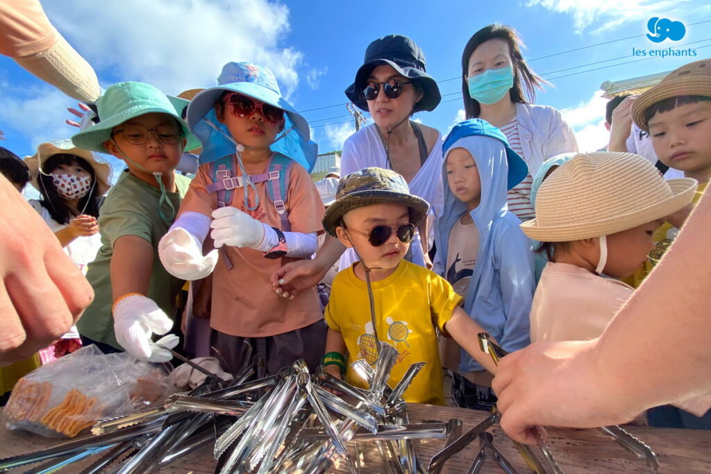 麗嬰房在5月底舉辦淨攤活動,讓孩子與爸媽透過實際行動來了解環保的重要。(圖/麗嬰房提供)