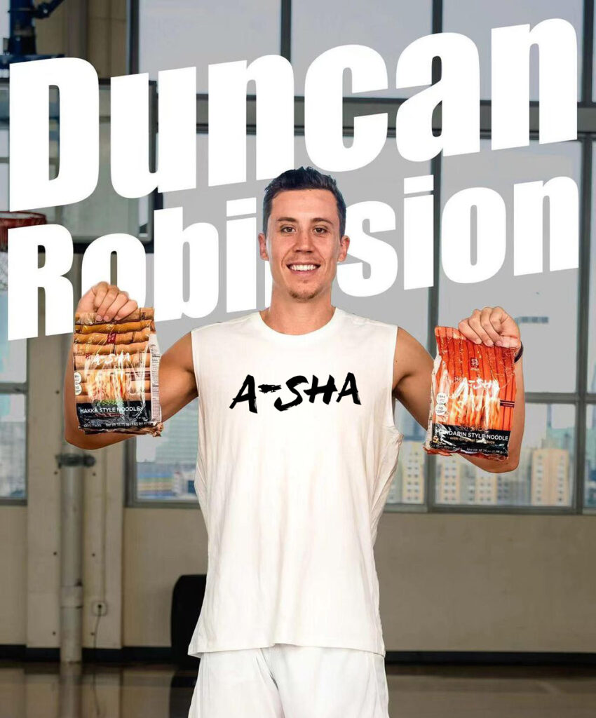阿舍哥(Duncan Robinson)對來自台灣的阿舍乾麵難以忘情,甚至主動請纓代言。更第三年擔任品牌代言人(圖/阿舍食品提供)