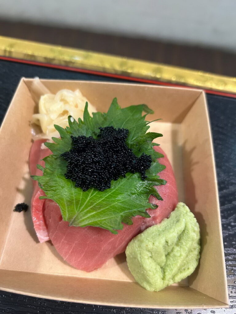 花博農民市集本周有蘇澳區漁會帶來美味的繽紛黑鮪魚沙拉