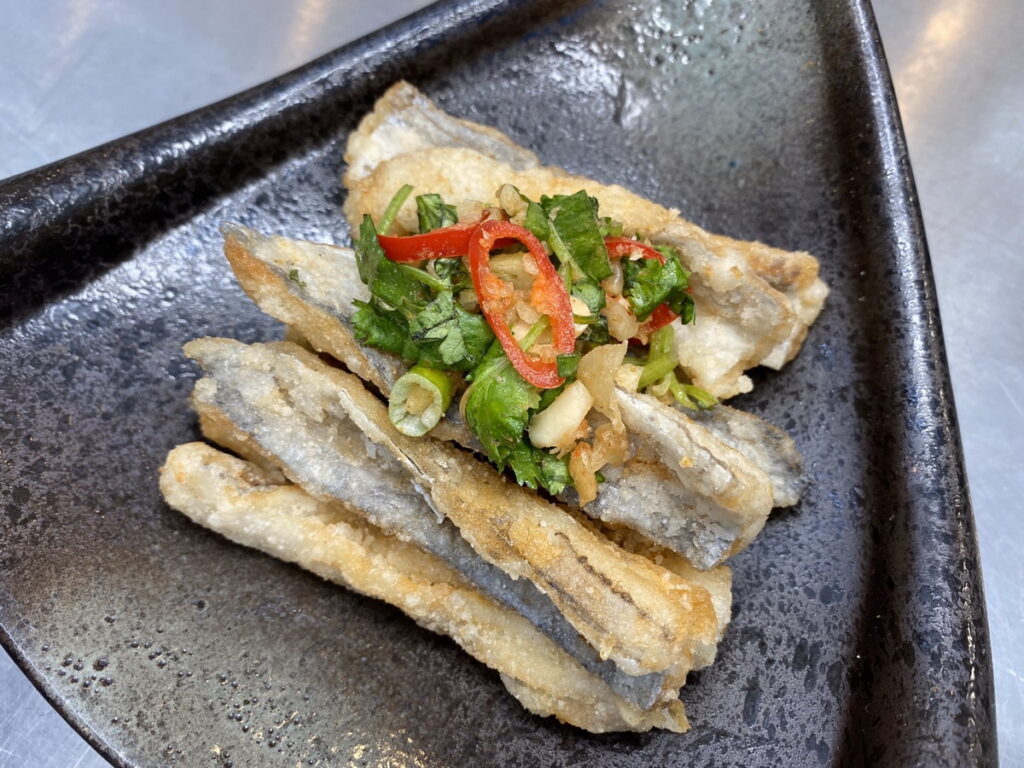 活動現場有酥炸魚柳供民眾試吃