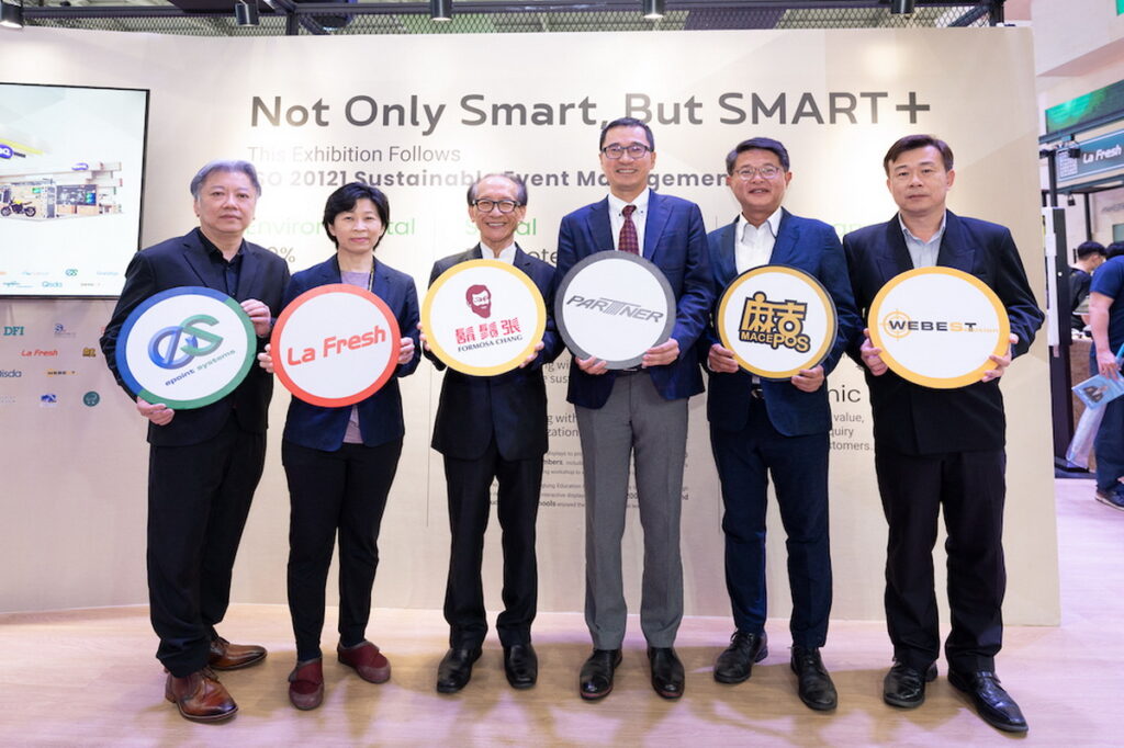  (左至右) Epoint Systems總經理Dickson Lee、益欣資訊執行長康惠媚、鬍鬚張會長張永昌、拍檔科技總經理王保鋅、麻吉數位總經理張俊仁、美麗科技總經理謝德輝