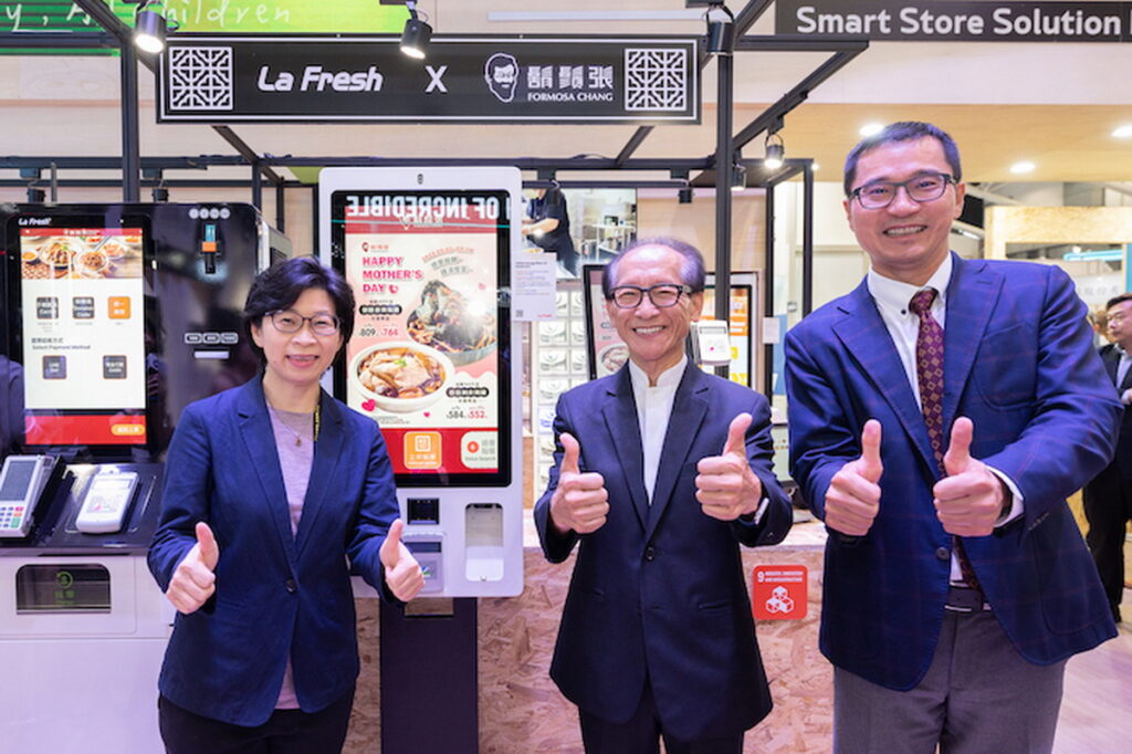 (左至右) 益欣資訊執行長康惠媚、鬍鬚張會長張永昌、拍檔科技總經理王保鋅