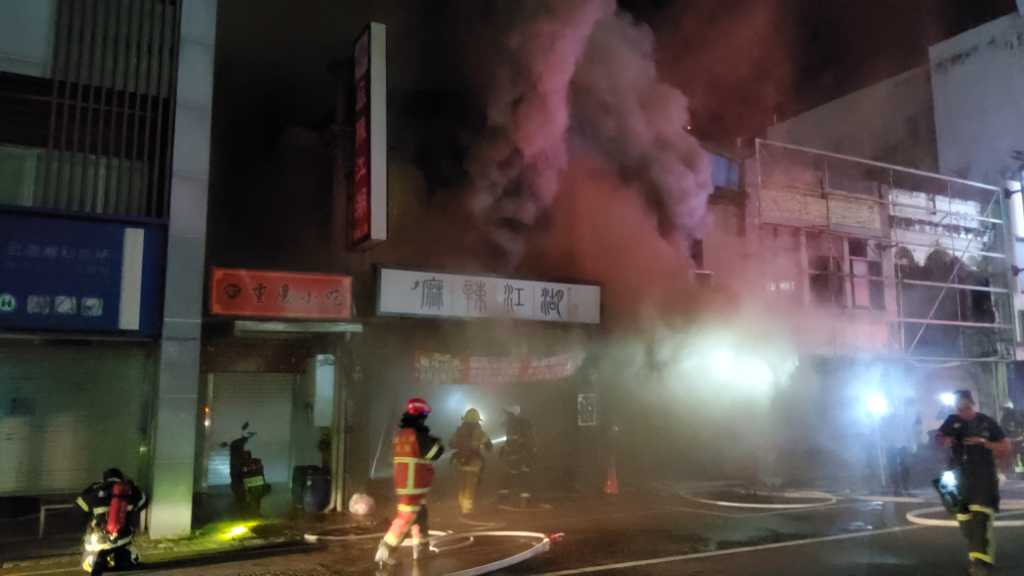 台東「麻辣江湖」暗夜竄火。(記者林金聖翻攝)