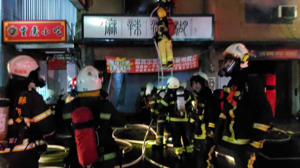 消防局全力搶救。(記者林金聖翻攝)